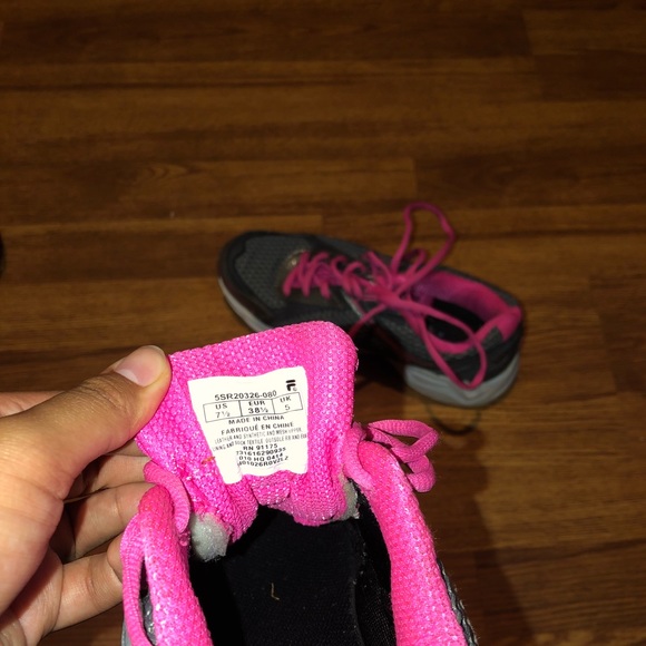 Women’s FILA tennis shoes - Picture 3 of 3